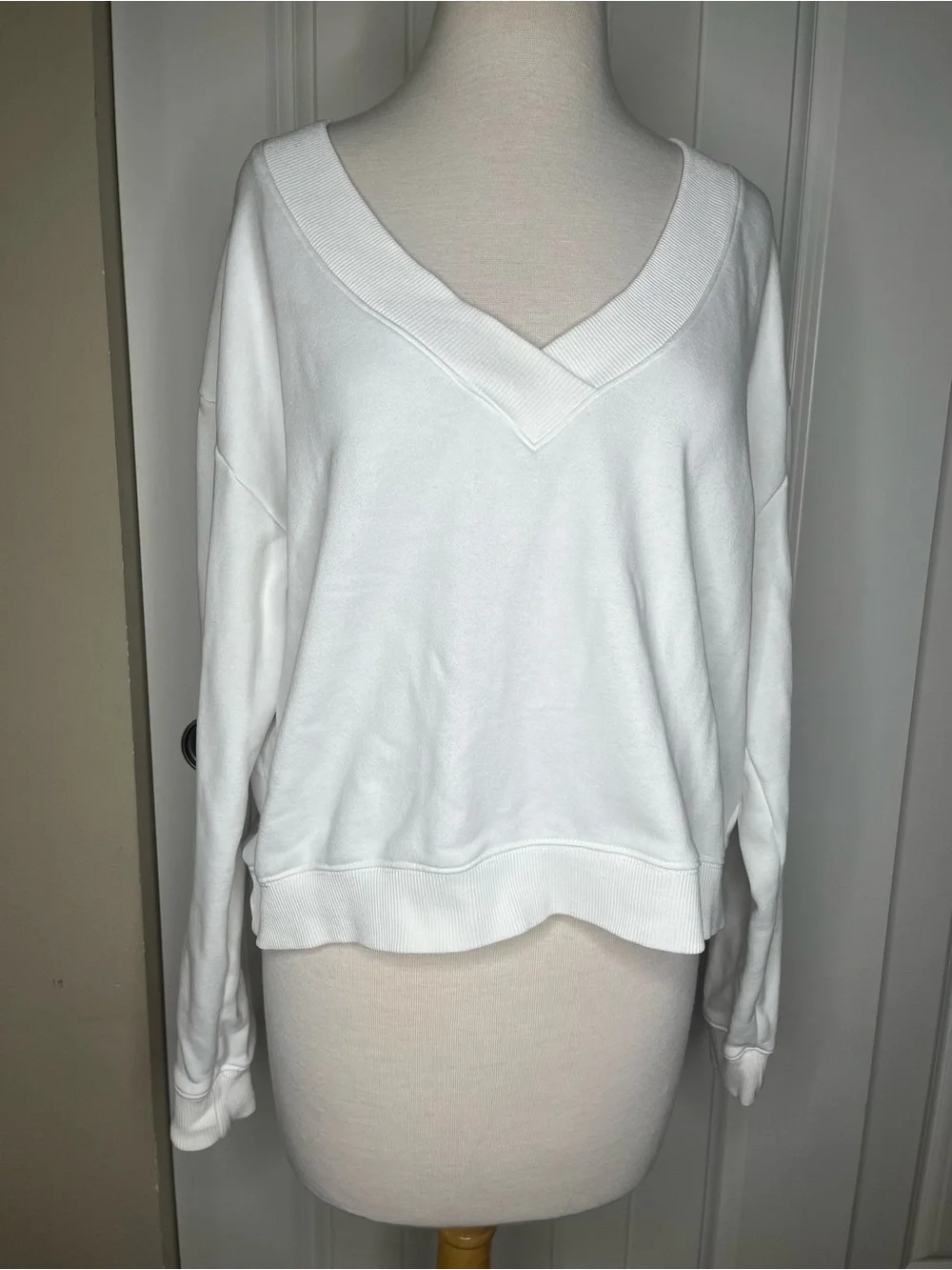 Vuori Sedona White V-Neck Pullover Sweatshirt Womens Oversized Med/Large Casual